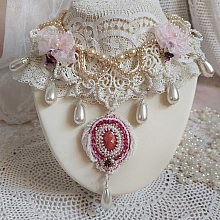 Collier Traverser le Temps brod&eacute; avec perles r&eacute;sines, rocailles verres, dentelle, argent 925 et perles Cristal Swarovski 